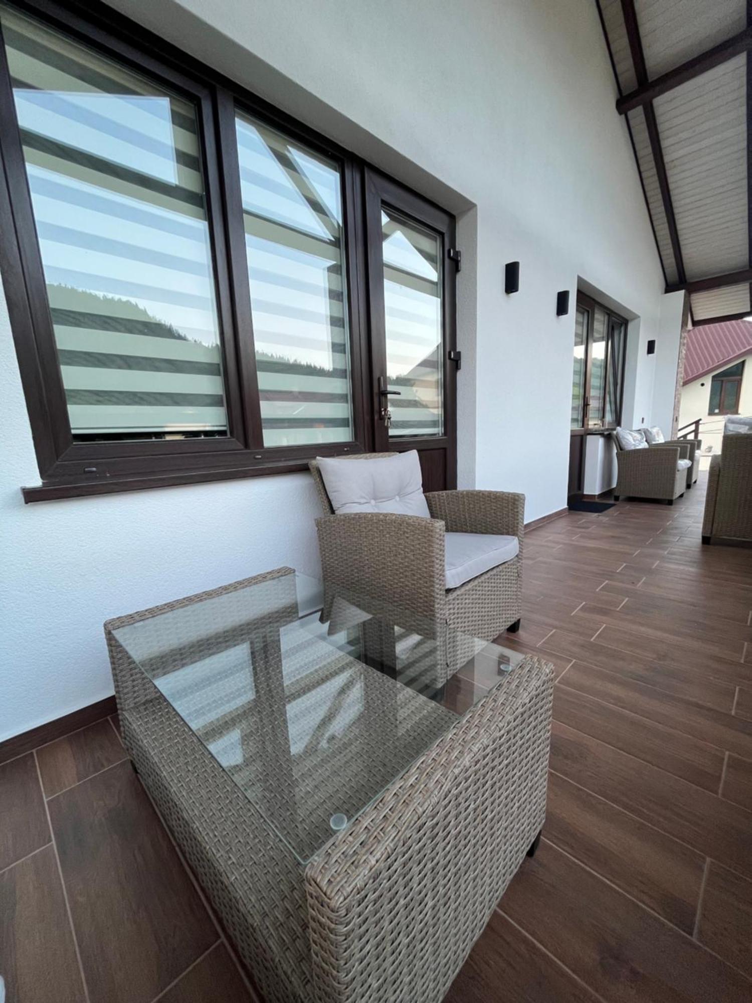 гірський кришталь Apartment